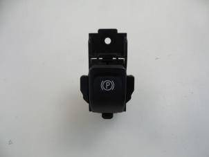 Gebruikte Handrem schakelaar Opel Insignia Sports Tourer 2.0 CDTI 16V 130 ecoFLEX Prijs € 10,00 Margeregeling aangeboden door Autobedrijf Broekhuis B.V.