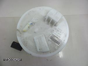 Gebruikte Tank element Pomp Renault Twingo III (AH) 1.0 SCe 70 12V Prijs € 20,00 Margeregeling aangeboden door Autobedrijf Broekhuis B.V.