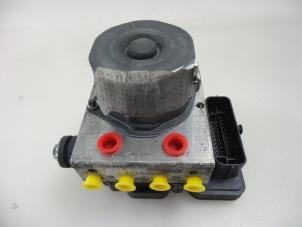 Gebruikte ABS Pomp Renault Kadjar (RFEH) 1.2 Energy TCE 130 Prijs € 175,00 Margeregeling aangeboden door Autobedrijf Broekhuis B.V.