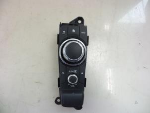 Gebruikte Bedieningspaneel Multi Media Mazda CX-3 (DJ/DK) 2.0 SkyActiv-G 120 Prijs € 100,00 Margeregeling aangeboden door Autobedrijf Broekhuis B.V.