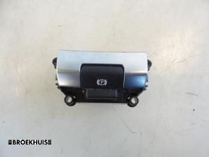 Gebruikte Handrem schakelaar Landrover Discovery Sport (LC) 2.0 TD4 180 16V Prijs € 35,00 Margeregeling aangeboden door Autobedrijf Broekhuis B.V.