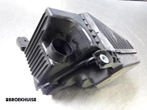 Gebruikte Luchtfilterhuis Renault Twingo III (AH) 1.0 SCe 70 12V Prijs € 25,00 Margeregeling aangeboden door Autobedrijf Broekhuis B.V.