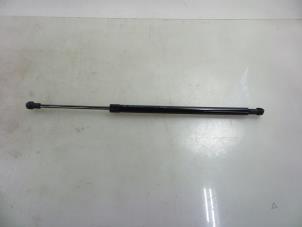 Gebruikte Gasdemper links-achter Mazda CX-3 (DJ/DK) 2.0 SkyActiv-G 120 Prijs € 20,00 Margeregeling aangeboden door Autobedrijf Broekhuis B.V.