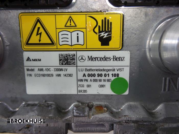 Acculader van een Mercedes-Benz C (W205) C-350 e 2.0 16V 2015