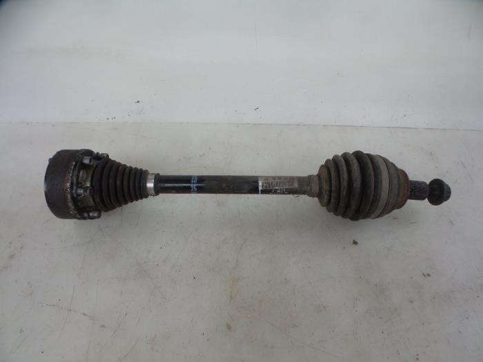Gebruikte Aandrijfas links-voor Skoda Octavia Combi (1Z5) 1.6 TDI Greenline Prijs € 45,00 Margeregeling aangeboden door Autobedrijf Broekhuis B.V.