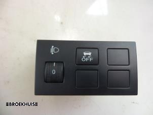 Gebruikte Schakelaar Koplamp Ihv Mazda 2 (DE) 1.3 16V MZR Prijs € 10,00 Margeregeling aangeboden door Autobedrijf Broekhuis B.V.