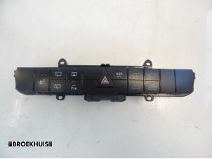 Gebruikte Paniekverlichtings Schakelaar Mercedes Vito (639.6) 3.0 122 CDI V6 24V Prijs € 30,25 Inclusief btw aangeboden door Autobedrijf Broekhuis B.V.