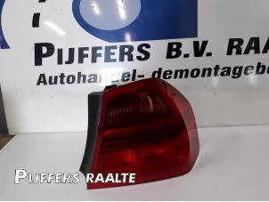 Gebruikte Achterlicht rechts BMW 3 serie (E90) 320d 16V Prijs € 30,00 Margeregeling aangeboden door Pijffers B.V. Raalte