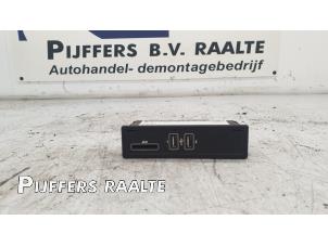 Gebruikte Multimedia aansluiting Mercedes C (W205) C-300 CDI 2.2 BlueTEC Hybrid, C-300 h 16V Prijs € 30,00 Margeregeling aangeboden door Pijffers B.V. Raalte