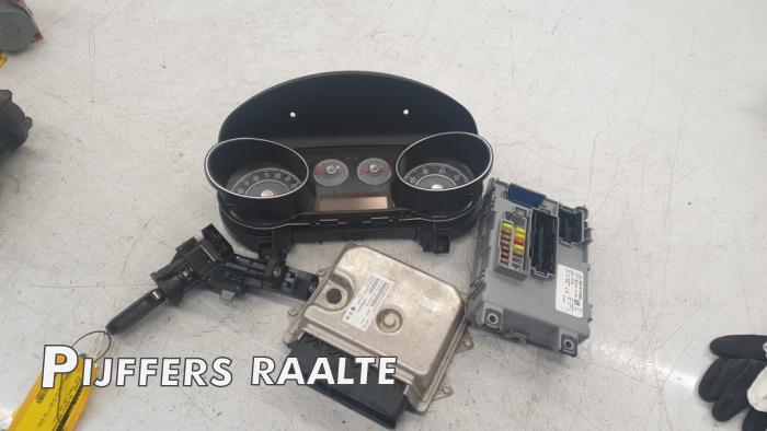 Gebruikte Kontaktslot + computer Fiat Punto Evo (199) 1.3 JTD Multijet 85 16V Euro 5 Prijs € 250,00 Margeregeling aangeboden door Pijffers B.V. Raalte