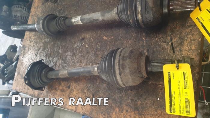 Gebruikte Steekas links-voor Renault Trafic New (FL) 2.5 dCi 16V 135 Prijs € 60,00 Margeregeling aangeboden door Pijffers B.V. Raalte