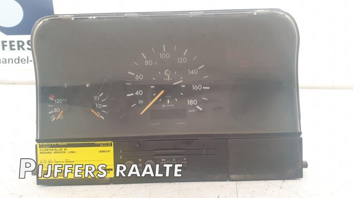 Kilometerteller KM van een Mercedes-Benz Sprinter 4/5t (904/905) 412 D Ch.Cab 1998