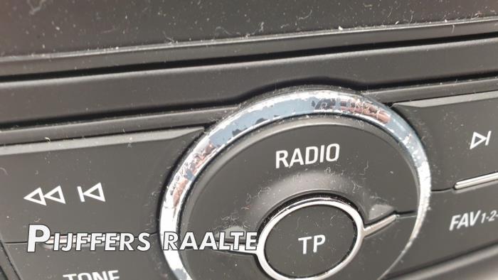Radio van een Opel Corsa E 1.0 SIDI Turbo 12V 2017