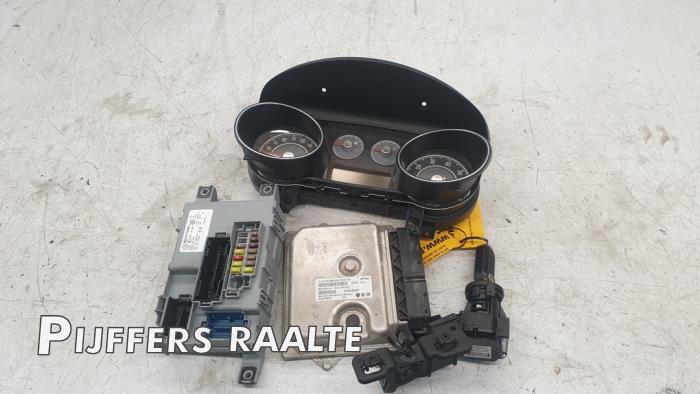 Gebruikte Kontaktslot + computer Fiat Punto Evo (199) 1.3 JTD Multijet 85 16V Euro 5 Prijs € 250,00 Margeregeling aangeboden door Pijffers B.V. Raalte