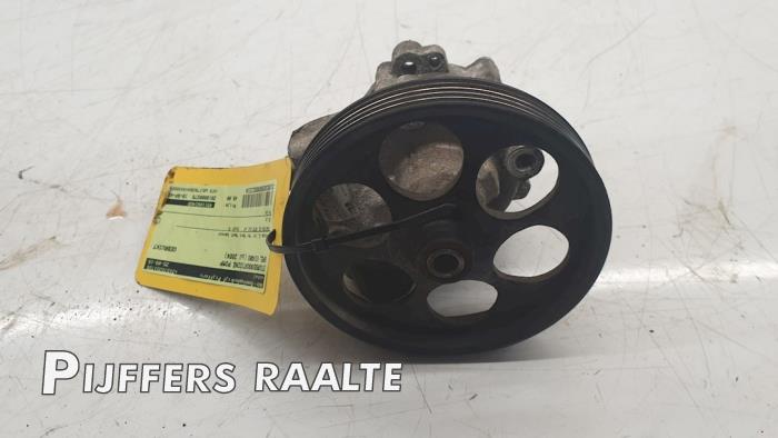 Gebruikte Pomp Servo Opel Vivaro 1.9 DTI 16V Prijs € 45,00 Margeregeling aangeboden door Pijffers B.V. Raalte