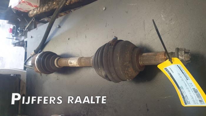 Gebruikte Steekas links-voor Opel Vivaro 2.5 CDTI DPF Prijs € 75,00 Margeregeling aangeboden door Pijffers B.V. Raalte