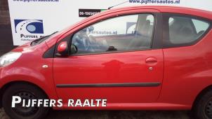 Gebruikte Portier 2Deurs links Peugeot 107 1.0 12V Prijs € 100,00 Margeregeling aangeboden door Pijffers B.V. Raalte