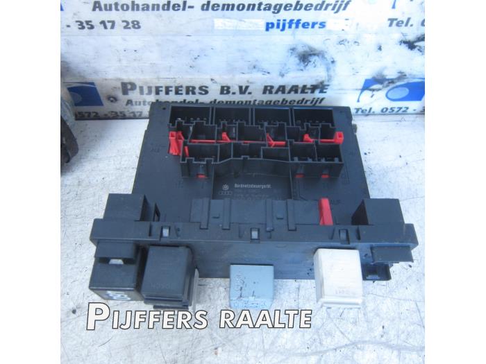 Gebruikte Boordcomputer Volkswagen Caddy III (2KA,2KH,2CA,2CH) 1.9 TDI Prijs € 35,00 Margeregeling aangeboden door Pijffers B.V. Raalte
