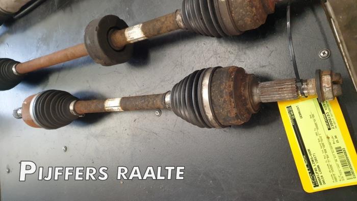 Gebruikte Aandrijfas links-voor Dacia Logan MCV II/III/Sandero Wagon 0.9 TCE 12V LPG Prijs € 25,00 Margeregeling aangeboden door Pijffers B.V. Raalte
