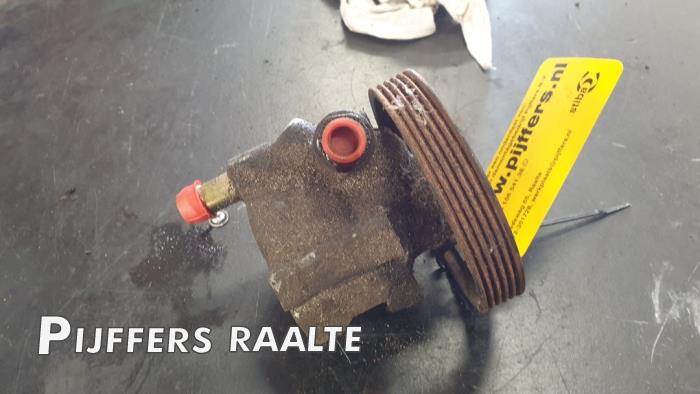 Gebruikte Pomp Servo Opel Movano (4A1; 4A2; 4B2; 4B3; 4C2; 4C3) 1.9 DTI Prijs € 35,00 Margeregeling aangeboden door Pijffers B.V. Raalte