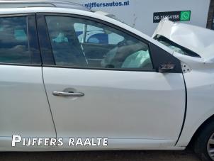 Gebruikte Deur 4Deurs rechts-voor Renault Megane III Grandtour (KZ) 1.2 16V TCE 115 Prijs € 200,00 Margeregeling aangeboden door Pijffers B.V. Raalte