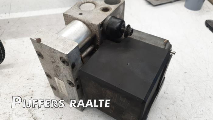 ABS Pomp van een Volvo 940 I Estate 2.3i (LPT) Polar 1998