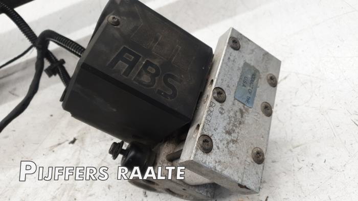 ABS Pomp van een Volvo 940 I Estate 2.3i (LPT) Polar 1998