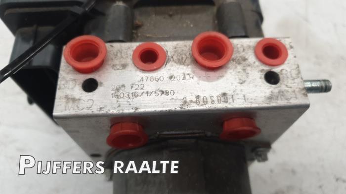 ABS Pomp van een Renault Clio IV (5R) 0.9 Energy TCE 90 12V 2016