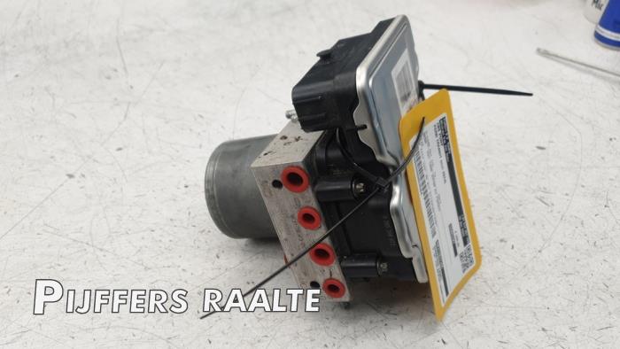 ABS Pomp van een Ford Transit 2.0 TDCi 16V Eco Blue 130 RWD 2024