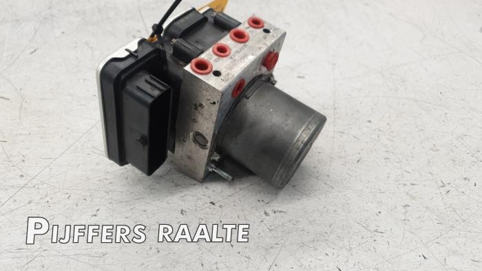 ABS Pomp van een Ford Transit 2.0 TDCi 16V Eco Blue 130 RWD 2024