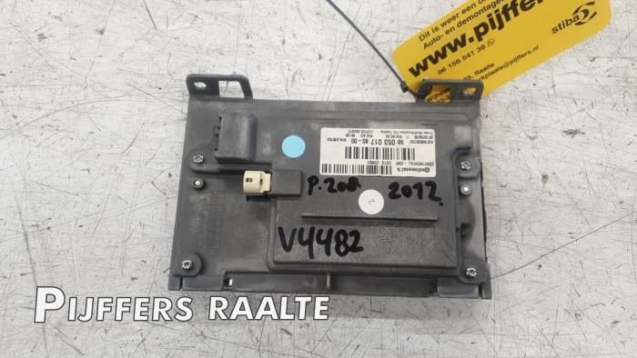 Display Multi Media regelunit van een Peugeot 208 I (CA/CC/CK/CL) 1.2 Vti 12V PureTech 82 2012