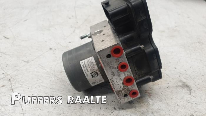Gebruikte ABS Pomp Opel Vivaro 2.0 Diesel 145 Prijs € 89,25 Inclusief btw aangeboden door Pijffers B.V. Raalte