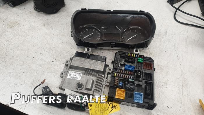 Gebruikte Kontaktslot + computer Opel Vivaro 2.0 Diesel 145 Prijs € 484,00 Inclusief btw aangeboden door Pijffers B.V. Raalte