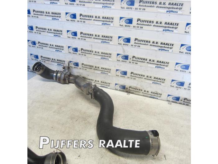 Gebruikte Intercooler Buis Opel Vivaro 1.6 CDTI BiTurbo 120 Prijs € 50,00 Margeregeling aangeboden door Pijffers B.V. Raalte