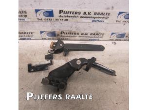 Gebruikte Schuifdeurrail links Volkswagen Caddy III (2KA,2KH,2CA,2CH) 2.0 SDI Prijs € 75,00 Margeregeling aangeboden door Pijffers B.V. Raalte