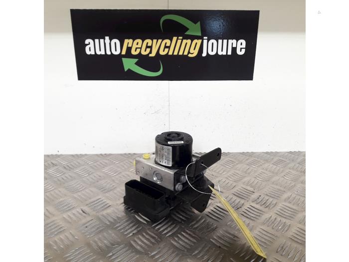 Gebruikte ABS Pomp Renault Twingo II (CN) 1.5 dCi 90 FAP Prijs € 29,99 Margeregeling aangeboden door Autorecycling Joure B.V.