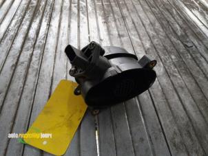 Gebruikte Luchtmassameter BMW 3 serie Touring (E46/3) 320d 16V Prijs € 15,00 Margeregeling aangeboden door Autorecycling Joure B.V.