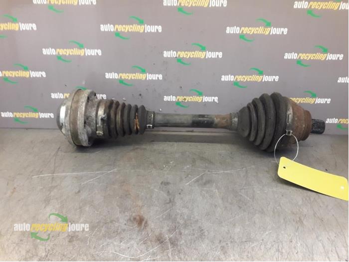 Gebruikte Aandrijfas links-voor Volkswagen Passat Variant (3C5) 2.0 TDI 16V 140 Prijs € 49,99 Margeregeling aangeboden door Autorecycling Joure B.V.