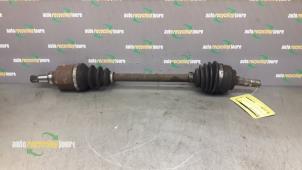 Gebruikte Aandrijfas links-voor Peugeot 207/207+ (WA/WC/WM) 1.6 16V VTi Prijs € 29,99 Margeregeling aangeboden door Autorecycling Joure B.V.