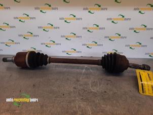 Gebruikte Aandrijfas links-voor Peugeot 207/207+ (WA/WC/WM) 1.4 16V Prijs € 24,99 Margeregeling aangeboden door Autorecycling Joure B.V.