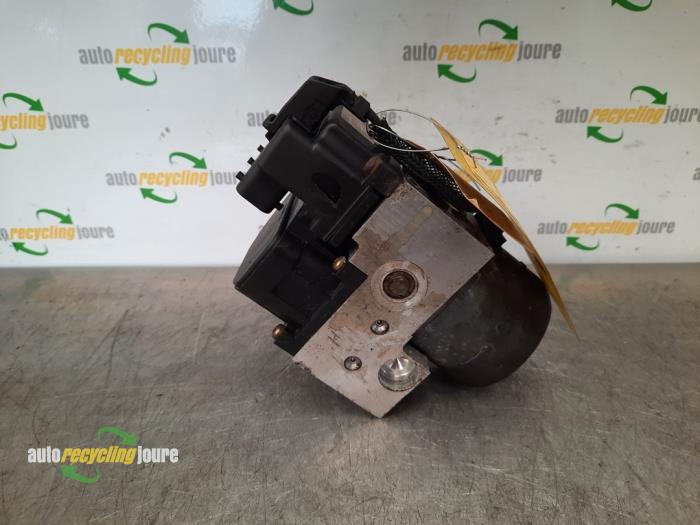 Gebruikte ABS Pomp Volkswagen Passat Variant (3B5) 2.3 VR5 Prijs € 29,99 Margeregeling aangeboden door Autorecycling Joure B.V.