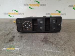Gebruikte Ruit schakelaar elektrisch Mercedes A (W176) 1.6 A-180 16V Prijs € 29,99 Margeregeling aangeboden door Autorecycling Joure B.V.
