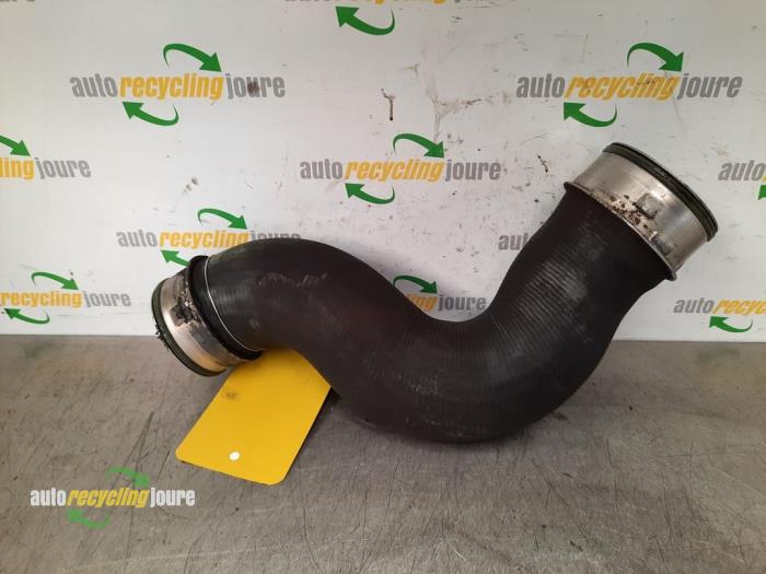 Gebruikte Intercooler Slang Volkswagen Passat Variant (3C5) 2.0 TDI 16V 140 Prijs € 15,00 Margeregeling aangeboden door Autorecycling Joure B.V.
