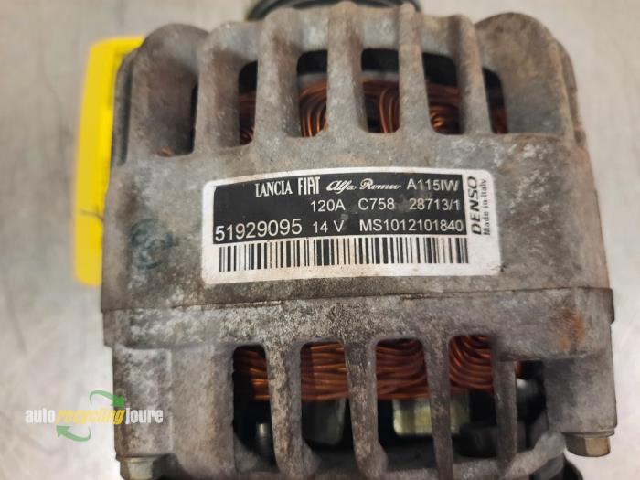 Dynamo van een Fiat 500 (312) 0.9 TwinAir 65 2013