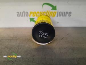 Gebruikte Start/Stop schakelaar Renault Clio IV Estate/Grandtour (7R) 1.5 Energy dCi 90 FAP Prijs € 10,00 Margeregeling aangeboden door Autorecycling Joure B.V.