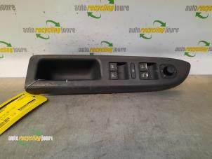 Gebruikte Elektrisch Raam Schakelaar Volkswagen Golf Plus (5M1/1KP) 1.6 FSI 16V Prijs € 15,00 Margeregeling aangeboden door Autorecycling Joure B.V.