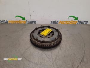 Gebruikte Dubbele massa vliegwiel Renault Megane III Grandtour (KZ) 1.4 16V TCe 130 Prijs € 125,00 Margeregeling aangeboden door Autorecycling Joure B.V.