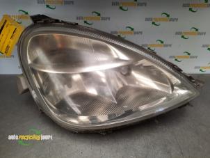 Gebruikte Koplamp rechts Mercedes A (W168) 1.6 A-160 Prijs € 30,00 Margeregeling aangeboden door Autorecycling Joure B.V.