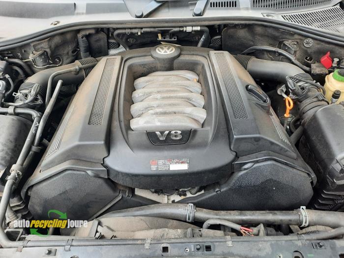 Motor van een Volkswagen Touareg (7LA/7L6) 4.2 V8 40V 2004