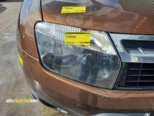 Gebruikte Koplamp rechts Dacia Duster (HS) 1.5 dCi Prijs € 125,00 Margeregeling aangeboden door Autorecycling Joure B.V.